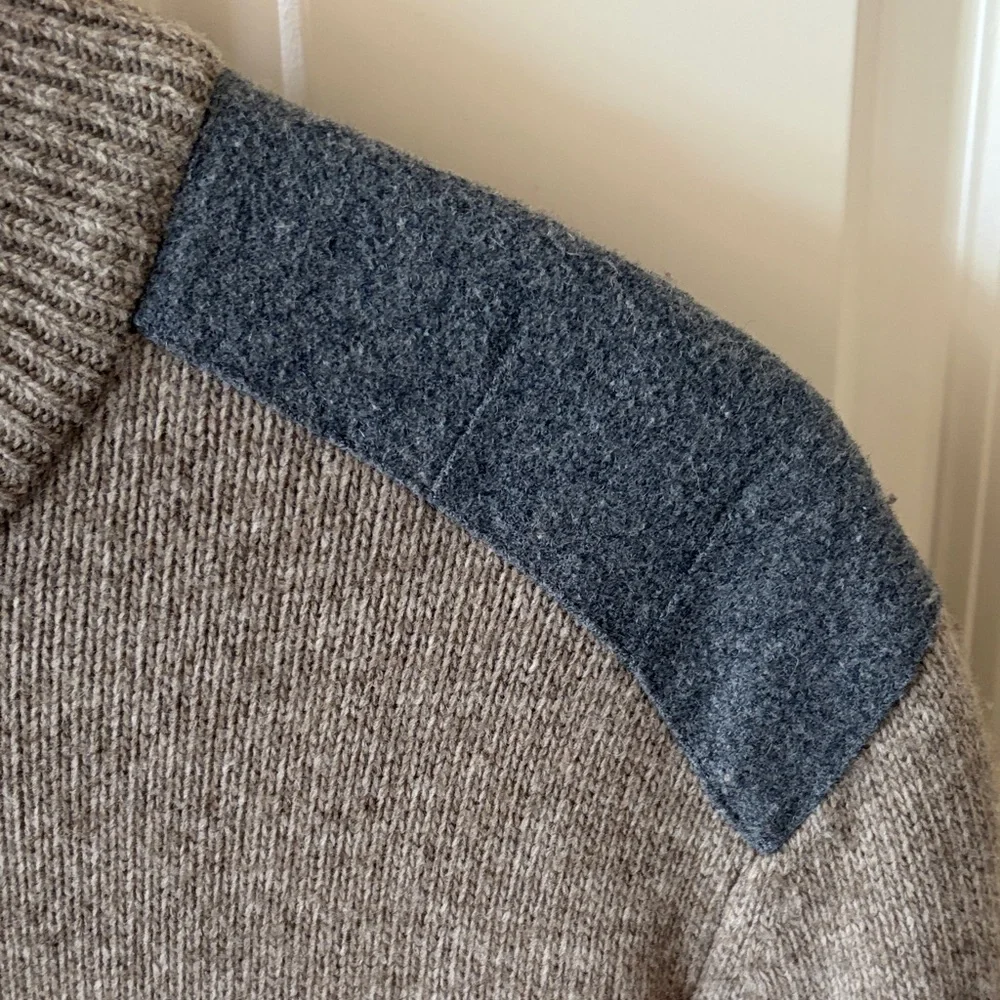 Vineyard Vines Men’s Merino Wool Sweater – Felt Shoulder Patch Detail Tan/Gray L